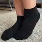 Čierne dámske krátke ponožky na nohách