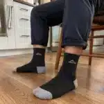 Čierne ponožky so sivou špičkou a pätou na nohách