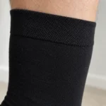 Detail lemu a úpletu čiernej ponožky